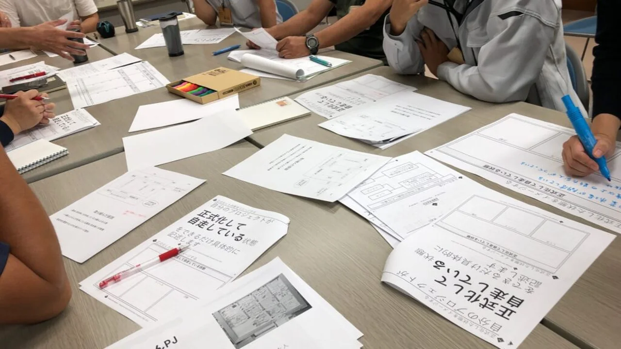 資料やノートを広げた学びと対話の場