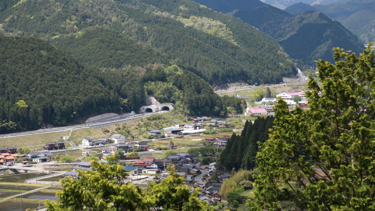西粟倉モデル：自己組織化する地域の解剖学